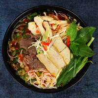Bun Bo Hue - Pikantní Polévka s Třemi Drůhy masa
